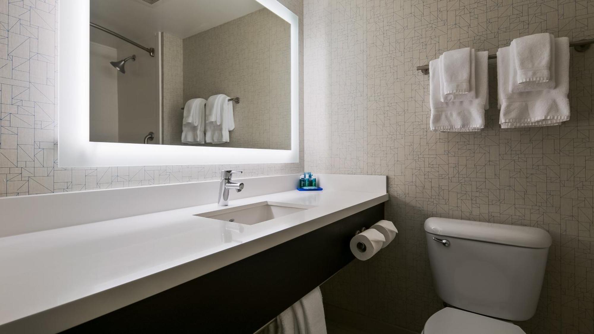 One-Bedroom Suite Jetted Tub,1450635592:JPEG